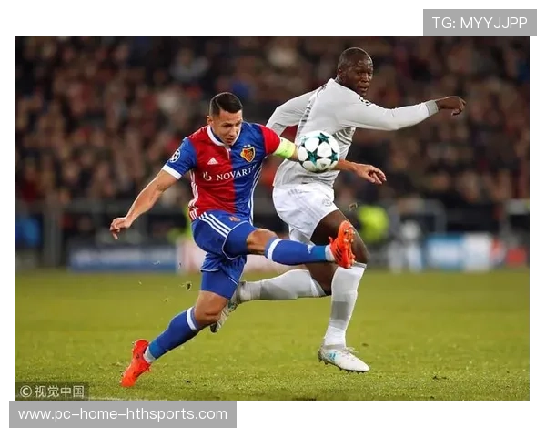 卢卡库护球吸住三人包夹，比利时由此完成关键推进