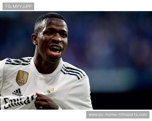 维尼修斯连续假动作过掉两人，皇马前场呼啸而来