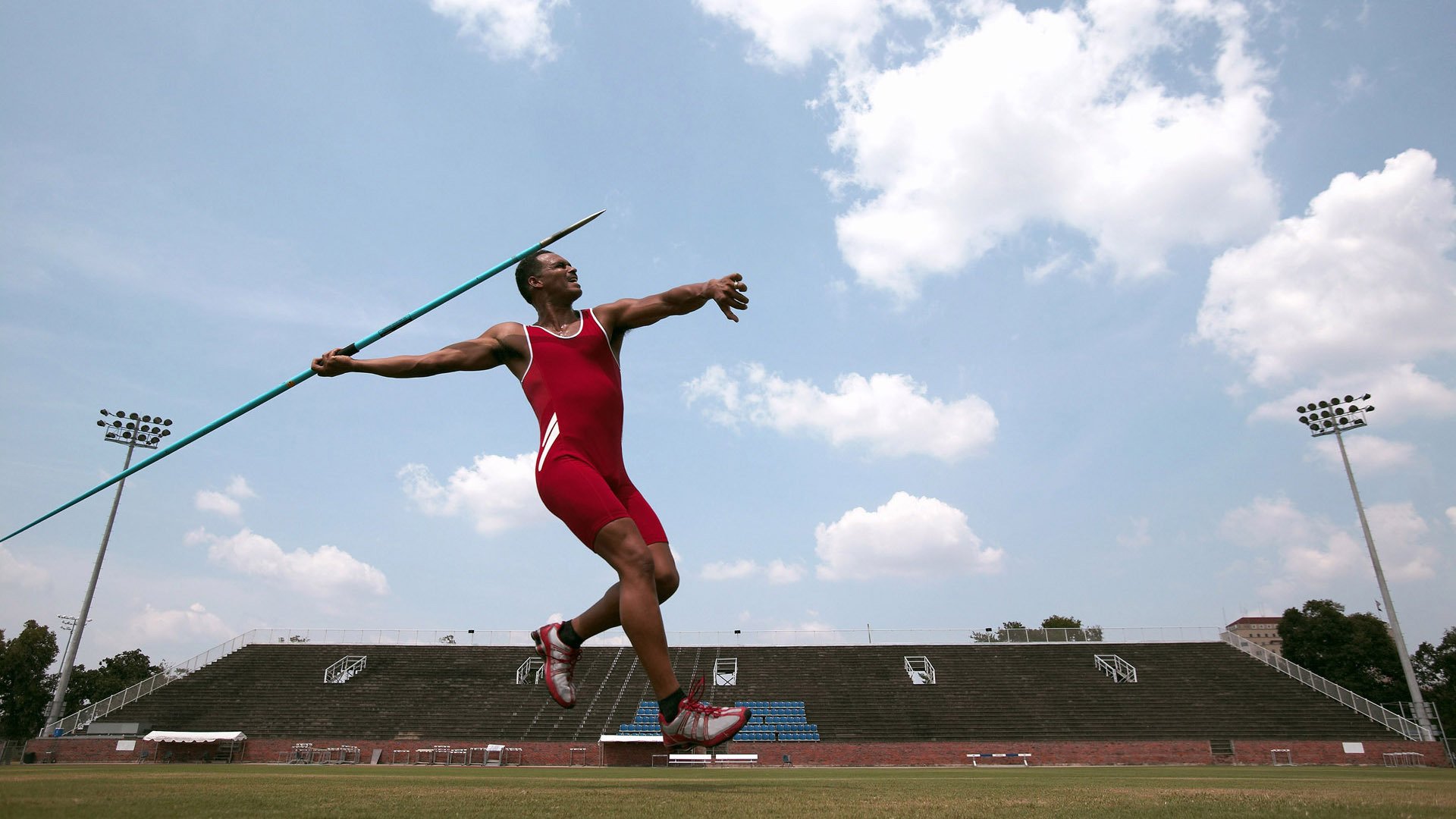 “父亲节举起爸爸挑战赛” 孩童与父亲进行趣味负重